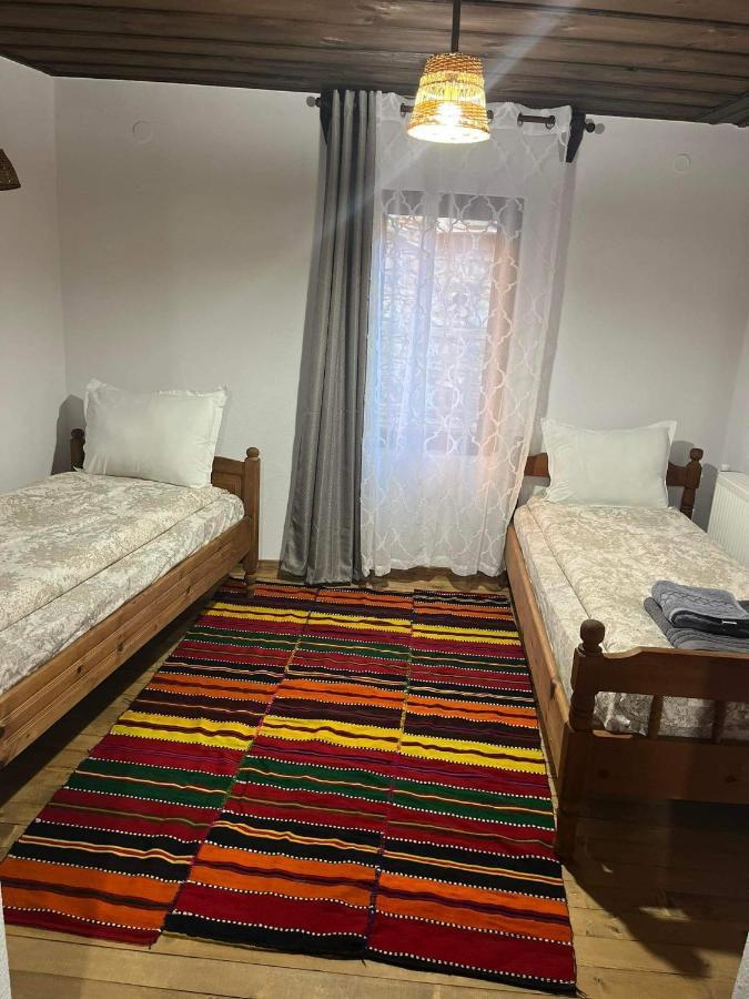 Къща За Гости Близнаците Leshten Esterno foto